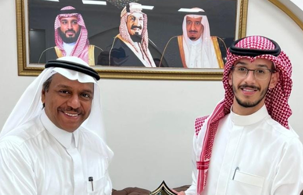 نائب وزير الحج والعمرة يُكرم مؤسسة سامي علي الجفالي الأهلية